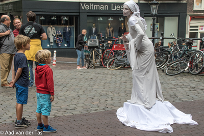 832638 Afbeelding van een levend standbeeld op de Stadhuisbrug te Utrecht tijdens het Uitfeest / Culturele Zondag.